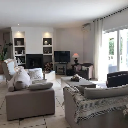 La Jaune Villa